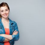 Studentin mit verschränkten armen